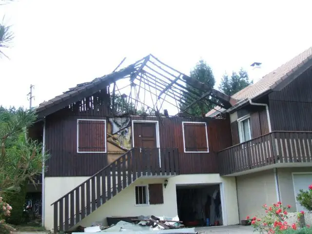 La pose de la dalle à niveau d'équerre - Reconstruction totale d'une maison incendiée