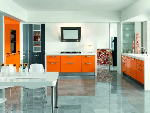 Une cuisine au mobilier orange pleine d'énergie - Autour de la couleur orange