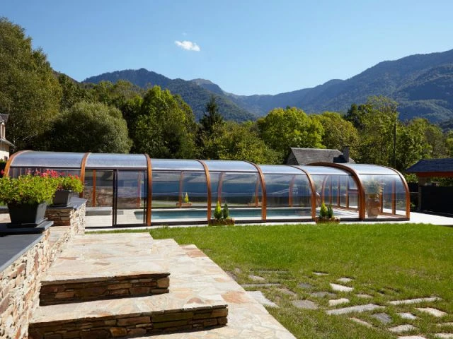 Un entretien selon l'ensoleillement  - Reportage abri de piscine montagne