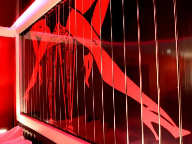 Un mur trivision comme décor hommage à la femme - Suite Cabaret hôtel Seven Paris