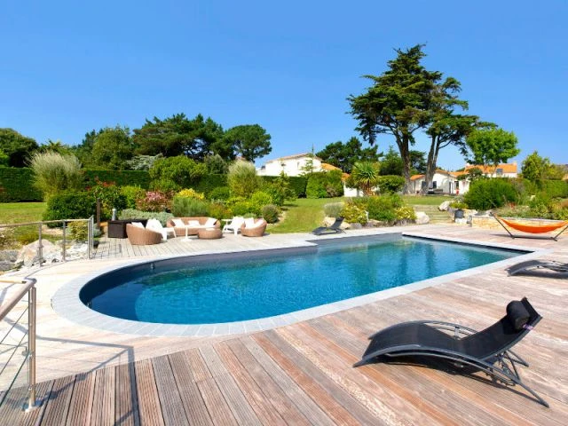 Une piscine familiale de forme libre sur mesure - Trophées de la piscine 2014