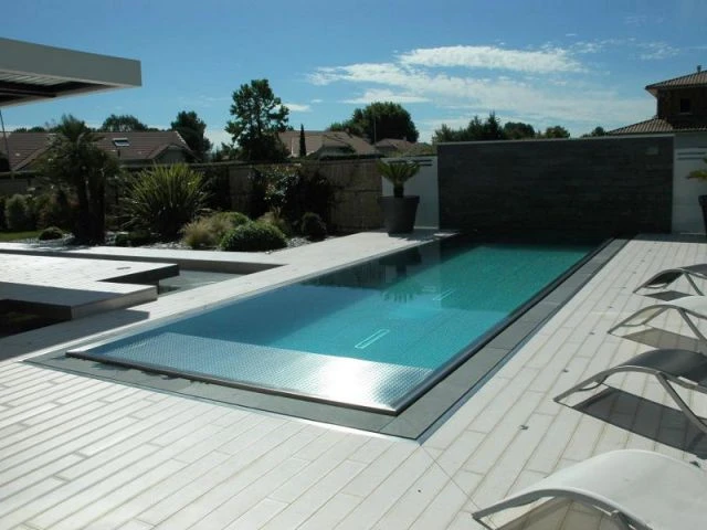 Une piscine familiale de forme angulaire en inox - Trophées de la piscine 2014