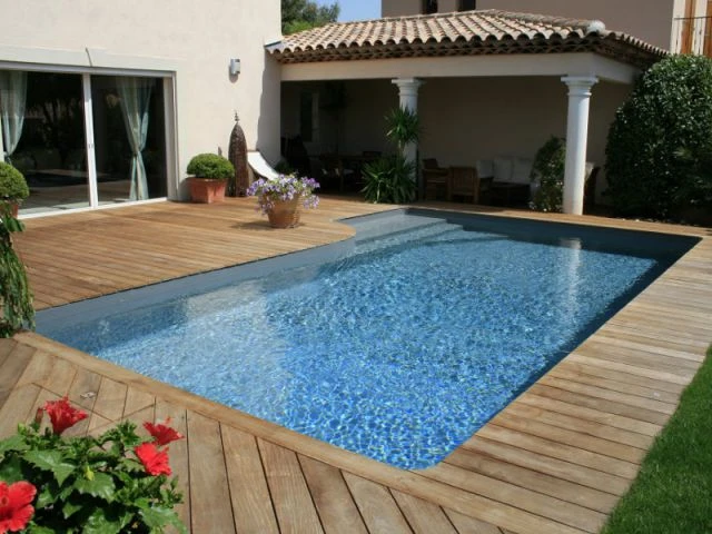 Une piscine citadine de forme libre avec plage immergée - Trophées de la piscine 2014