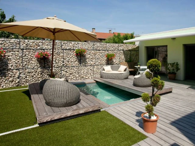 Une piscine citadine cachée sous une terrasse coulissante - Trophées de la piscine 2014