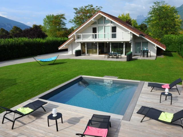 Une piscine installée par un particulier avec liner gris ardoise - Trophées de la piscine 2014