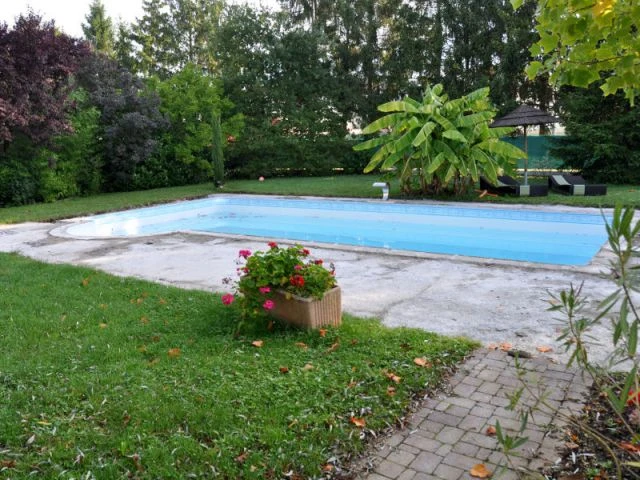 Construction d'une nouvelle piscine personnalisée avec escalier et plage immergée - Avant - Trophées de la piscine 2014