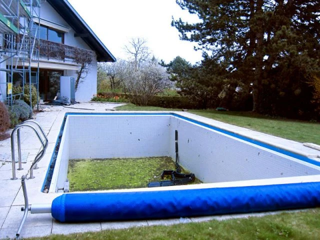 Une piscine à débordement vétuste devient un bassin miroir - Avant - Trophées de la piscine 2014