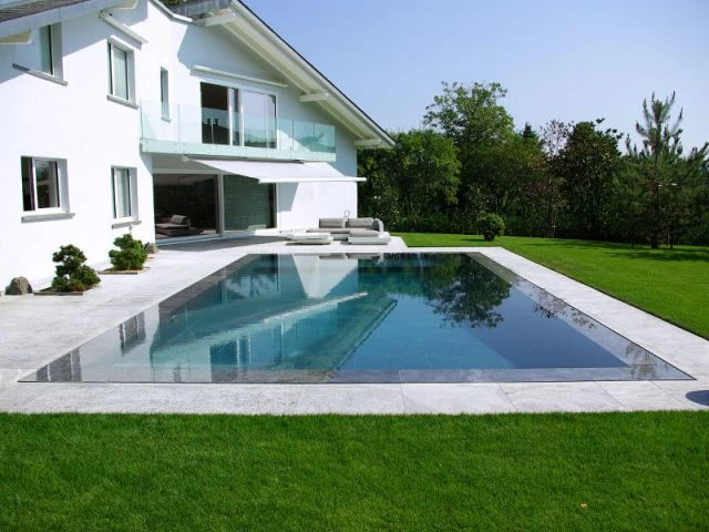 Une piscine à débordement vétuste devient un bassin miroir - Après - Trophées de la piscine 2014