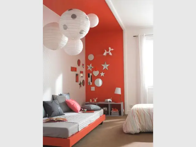 Des petits miroirs de toutes les formes pour illuminer un mur coloré - Composition murale