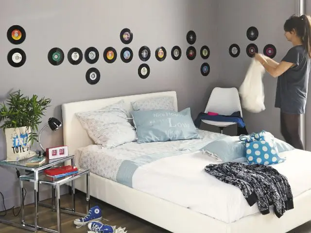 Une frise murale réalisée à partir de mini-vinyles en guise de tête de lit - Composition murale