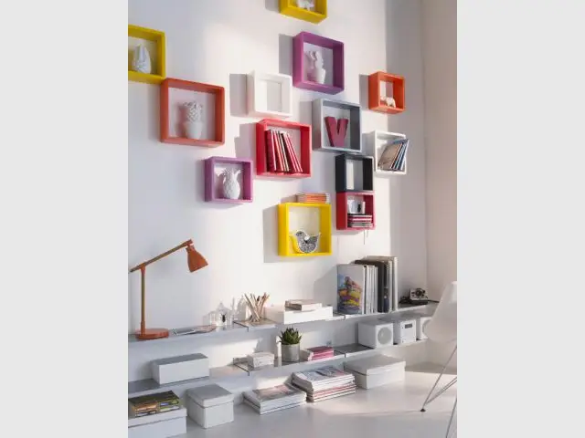 Des cubes colorés pour mettre en valeur vos objets préférés - Composition murale