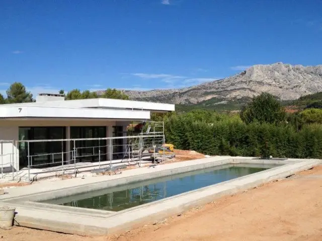 Une villa orientée plein sud pour profiter du paysage et du soleil - Villa moderne aux vues traversantes