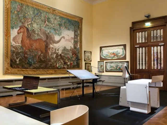 Le bureau d'un ancien ministre de la culture - Exposition à tables