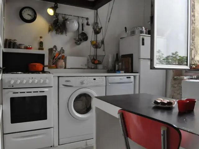 Une cuisine agréable à vivre et intime avec ses 1m95 de hauteur sous plafond - Rénovation appratement canut