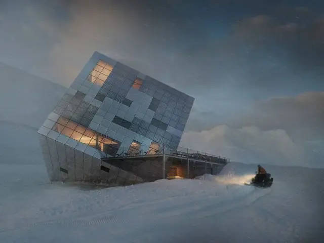 Un structure en forme de cube - Un refuge de montagne futuriste