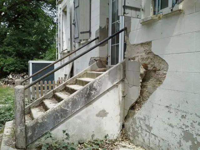 Deux escaliers en très mauvais état - Ravalement de façade d'un château du XIXème