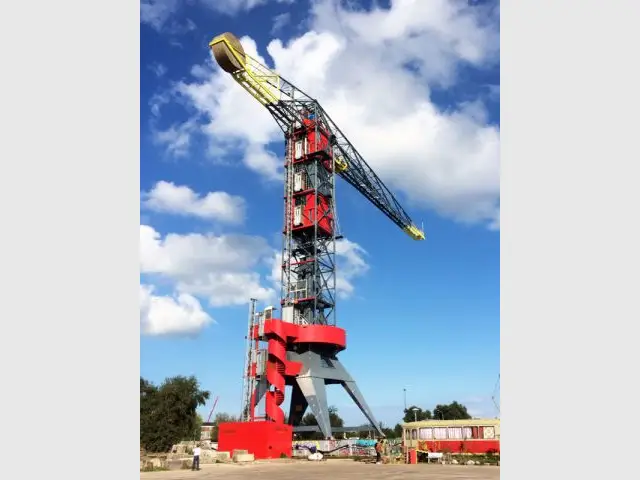 Une ancienne grue de chantier grand format - Un hôtel dans une grue de chantier