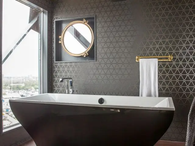 La baignoire de la suite Mystique - Un hôtel dans une grue de chantier