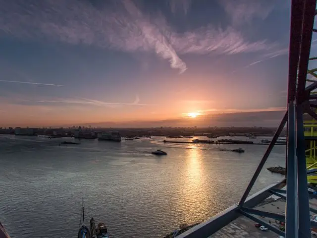 Vue sur Amsterdam à cinquante mètres de hauteur - Un hôtel dans une grue de chantier