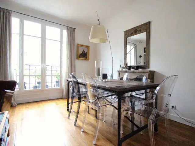 Une salle à manger lumineuse  - Une salle de bains dynamise un appartement mal agencé