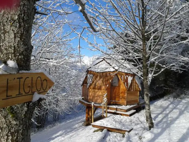 Une cabane en bois comme un igloo sur pilotis  - Hébergement insolite à la montagne