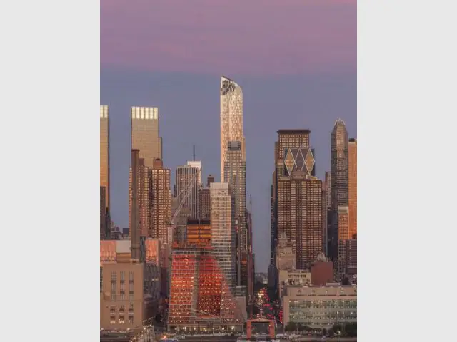 One 57 à la tombée de la nuit - One 57