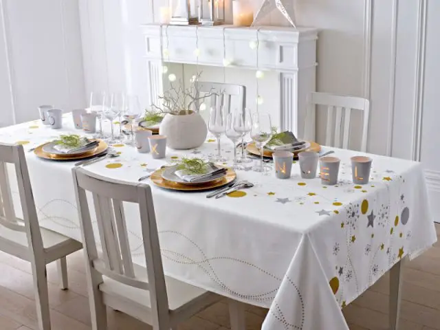 Créer un centre de table avec un vase et des branches peintes pour une table de fêtes épurée - Dix détails pour une déco de tables originales