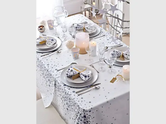 Utiliser des marque-place comme ronds de serviettes pour une décoration de table de fêtes double-fonctions - Dix détails pour une déco de tables originales