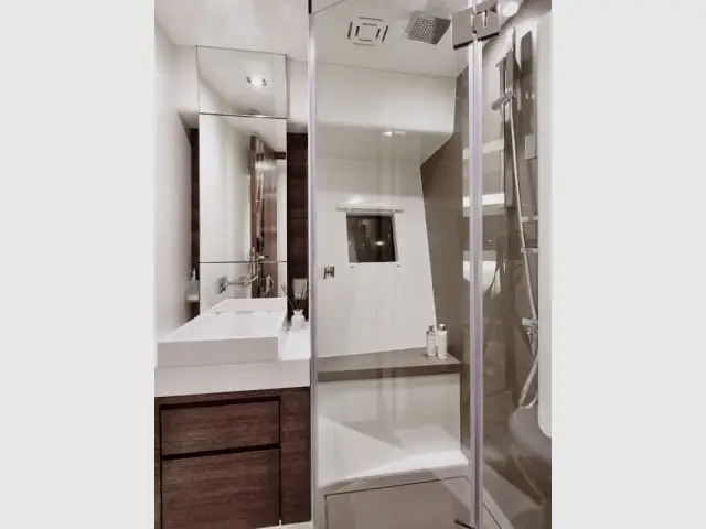 Une salle de bains en bois et coloris taupe - Yacht Pearl 65