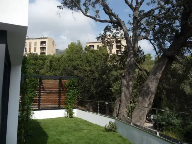 Un jardin en ville - Demeures corses - maison dans les arbres