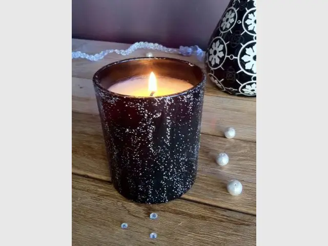 Un photophore opaque recouvert de paillettes scintillantes - Déco de Noël à faire soi-même