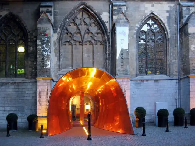 Un tunnel de cuivre pour pénétrer au coeur de la cathédrale - Hôtel Kruisheren, Maastricht