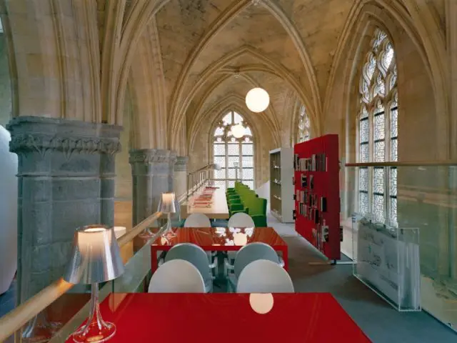 Une bibliothèque sous les voûtes - Hôtel Kruisheren, Maastricht