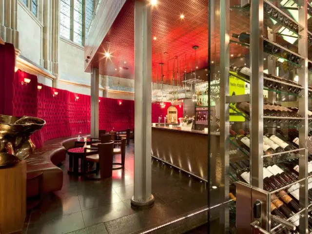 Un bar dans le ch&oelig;ur de l'église - Hôtel Kruisheren, Maastricht