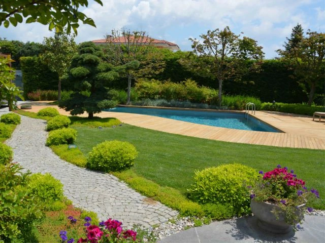 Piscine intégrée au parc d'une villa 1/2 - Baignades naturelles