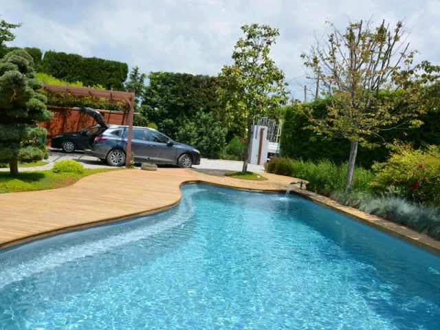 Piscine intégrée au parc d'une villa 2/2 - Baignades naturelles