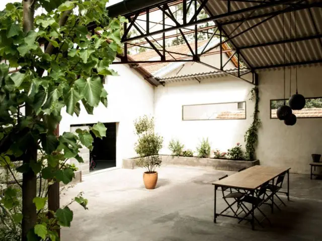 Un grand patio semi-couvert, source de lumière naturelle pour tout le loft - Reconversion d'une ancienne papeterie en loft contemporain