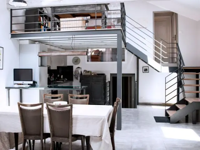 Une grande pièce à vivre réunissant les principales fonctions de jour - Reconversion d'une ancienne papeterie en loft contemporain