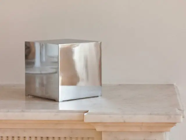 Un ordinateur cubique comme un objet de décoration