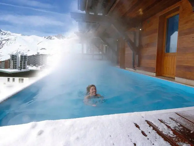 Une piscine extérieure chauffée avec vue sur les montagnes - Hôtel Les Campanules