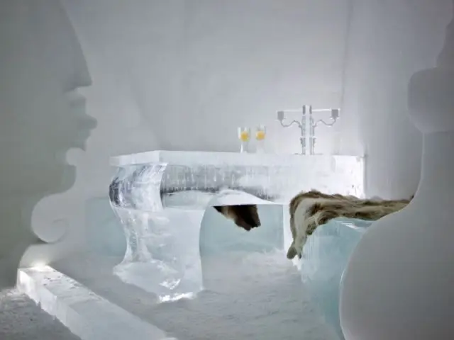 Un mobilier volumineux et exubérant  - Hôtel de glace suite Rococo