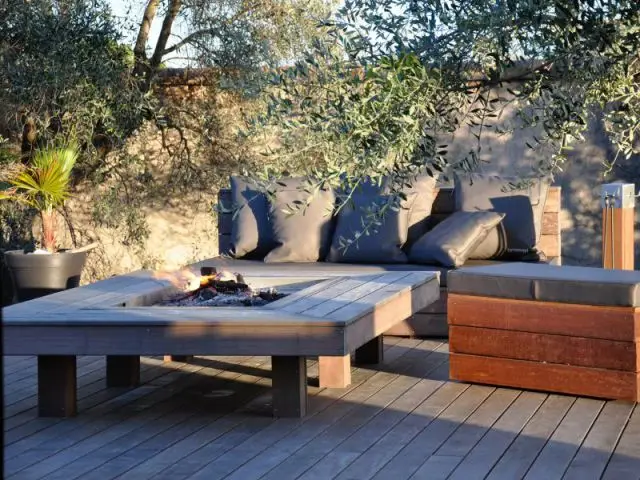 Un feu de bois intégré à une table basse pour un salon très nature - Des salons d'extérieur bien au chaud