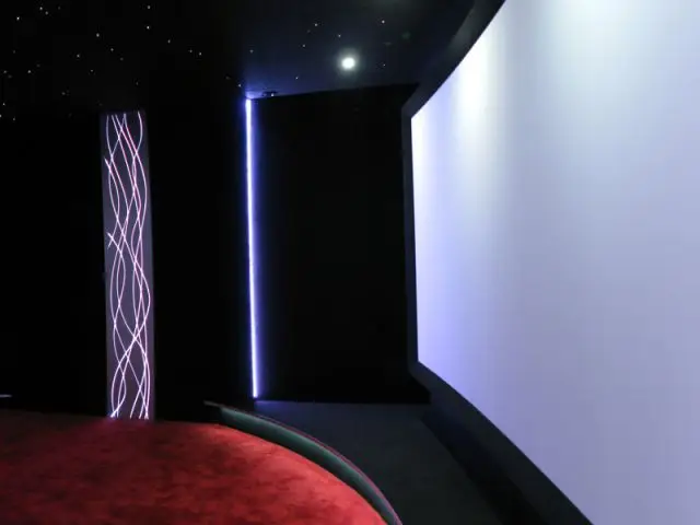 Un écran panoramique en ultra haute définition - Salle de cinéma privée