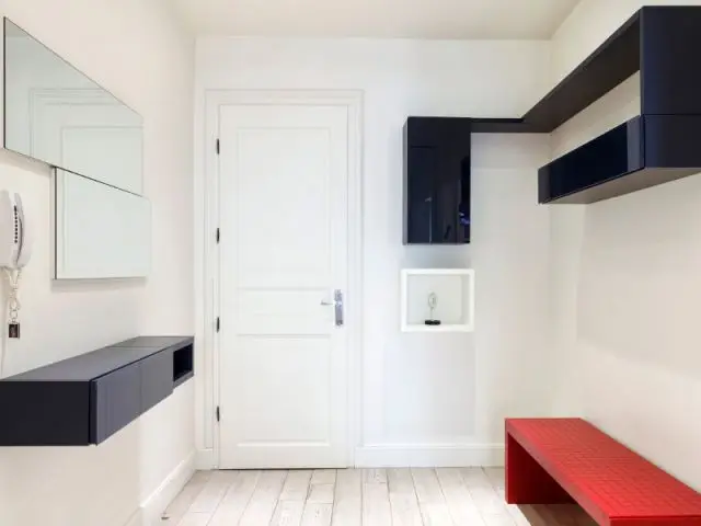 Une entrée commode et esthétique - Un appartement fonctionnel et rafraichissant aux touches de couleurs pop