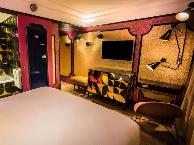 Un hôtel qui fait la part belle au doré - Hôtel Idol