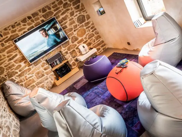 Un home cinema aux couleurs acidulées - Une longère bretonne devenue demeure design