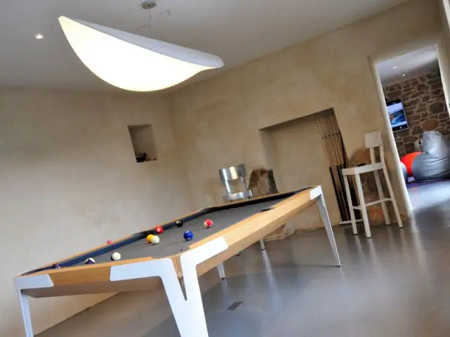 Un billard signé Ora-Ito dans la salle de jeux - Une longère bretonne devenue demeure design