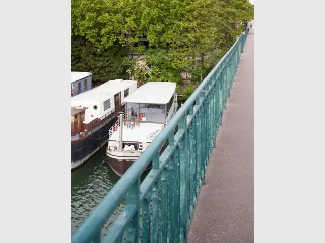 La péniche a été découpée en quatre - Une péniche avec vue panoramique sur la Seine