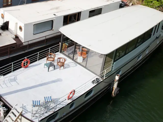 D'importants travaux de rénovation - Une péniche avec vue panoramique sur la Seine