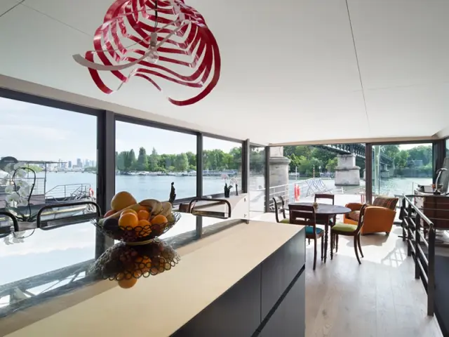 Une cuisine ouverte sur la salle à manger - Une péniche avec vue panoramique sur la Seine